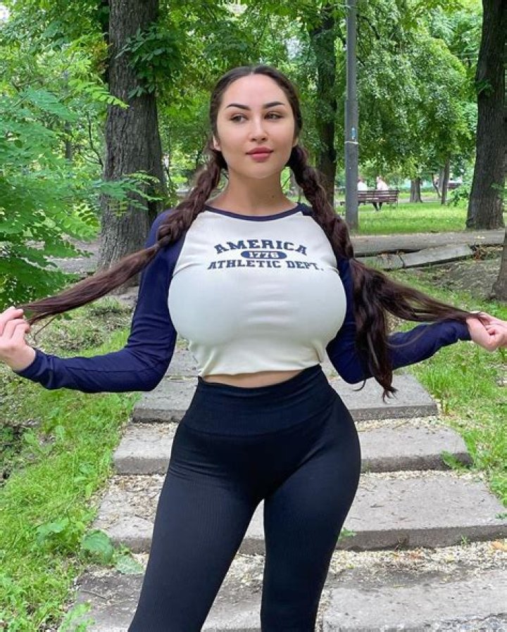 @Louisakhovanski